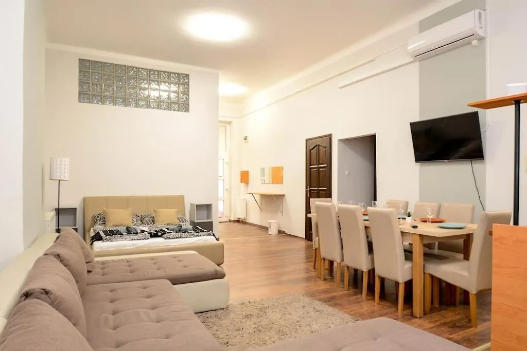 Famous Kiraly Street At Large 3Br 10Ppl @ Central Budapest Appartamento